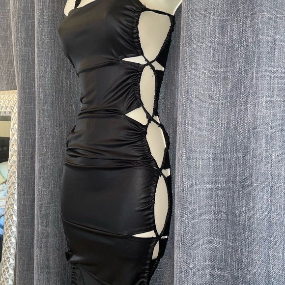 Elegant Black Cut-Out Dress - Picture 3 of 3